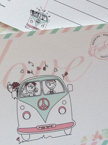 Partecipazione formato cartolina postale con sposi in caravan