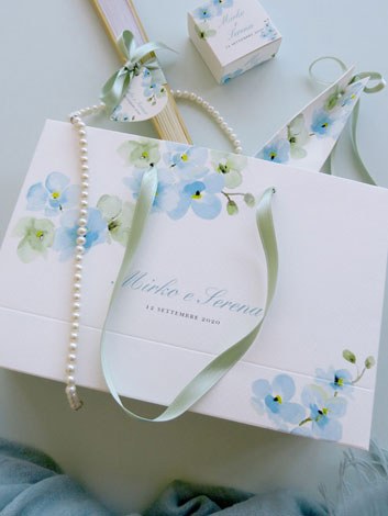 wedding bag con decoro orchidea, contenente ventaglio con tag a cuore, scatolina mini per il riso e pochette portaconfetti